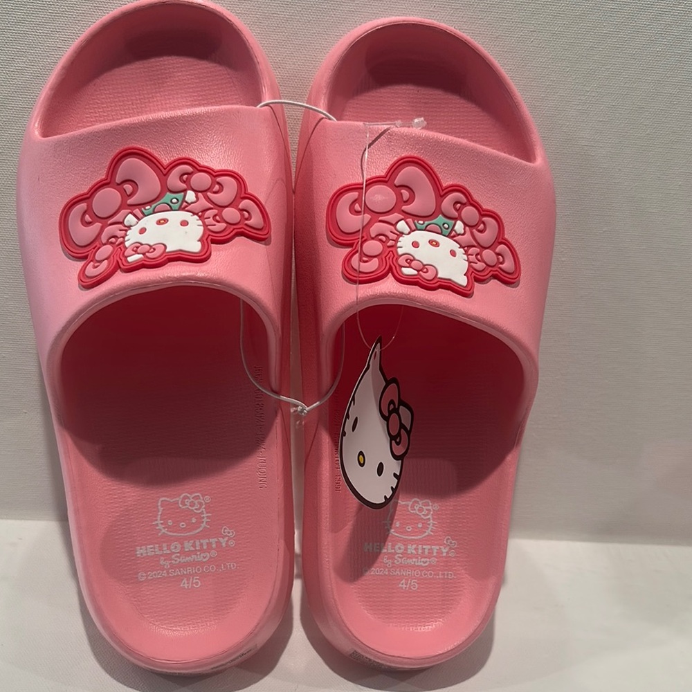 NWT Hello Kitty Girl’s Dual sized Hot Pink Clogs.